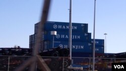 堆砌在港口外环道路旁的韩进海运集装箱（美国之音国符拍摄）