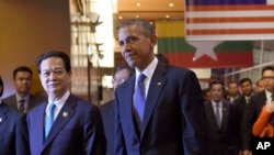 Tổng thống Mỹ Barack Obama (phải) và Thủ tướng Việt Nam Nguyễn Tấn Dũng tại Thượng đỉnh Mỹ-ASEAN ở Malaysia ngày 21/11/2015.
