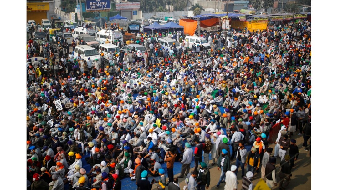 Para petani berunjuk rasa dalam aksi mogok nasional memprotes UU pertanian yang baru disahkan di perbatasan Singhu dekat Delhi, India, 8 Desember 2020. (REUTERS / Anushree Fadnavis)