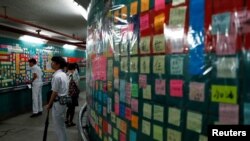 香港新界大浦车站连侬墙上贴满反对逃犯条例修法案的纸条。（2019年7月9日）