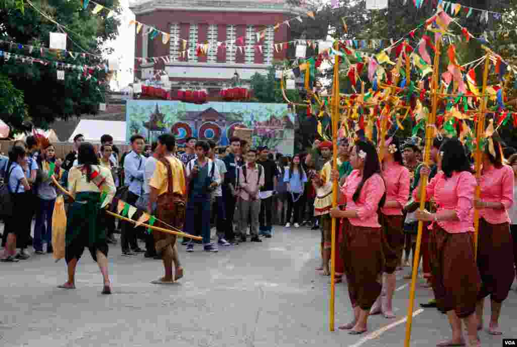 ការសម្តែងរបាំប្រពៃណីខ្មែរ នៅក្នុងពិព័រណ៍ទេពកោសល្យ និងស្នាដៃលើកទី៣ ក្រោមប្រធានបទ «ខួប១០០ឆ្នាំនៃសាលារចនា ១៩១៧~២០១៧» ឯបរិវេណសាលាភូមិន្ទវិចិត្រសិល្បៈ ក្នុងរាជធានីភ្នំពេញ កាលពីថ្ងៃទី២៤ ខែមីនា ឆ្នាំ២០១៧។ (ហ៊ាន សុជាតា/VOA)