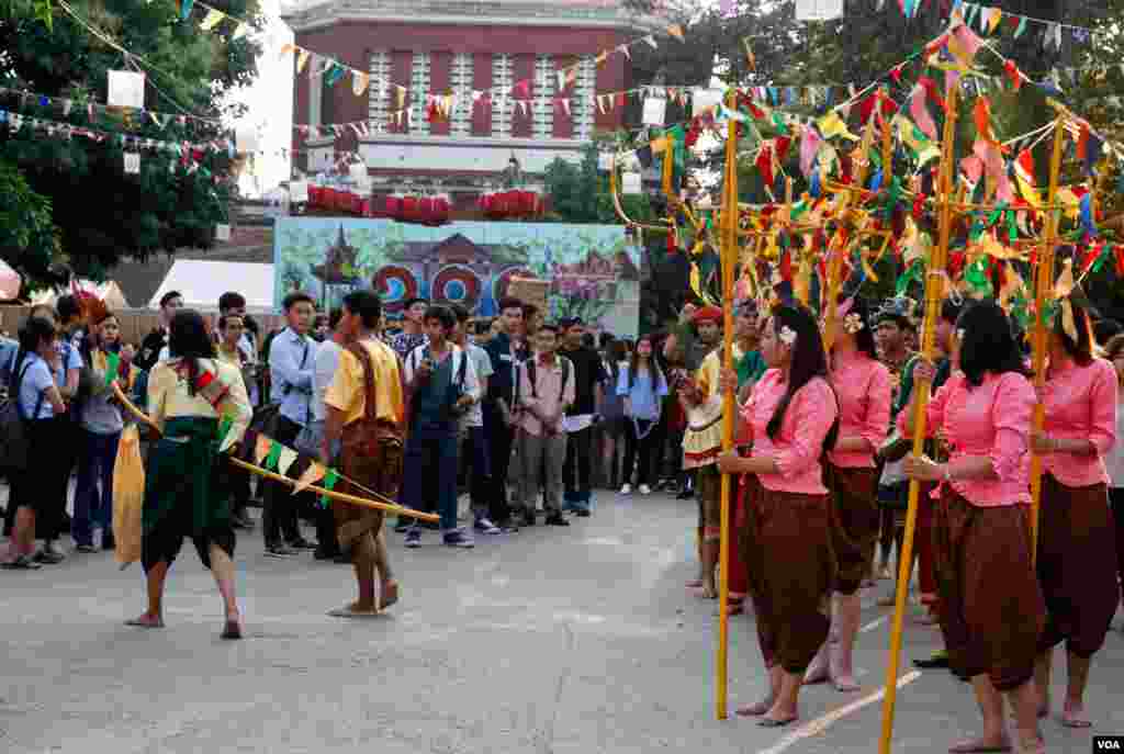 ការសម្តែងរបាំប្រពៃណីខ្មែរ នៅក្នុងពិព័រណ៍​ទេពកោសល្យ​ និង​ស្នាដៃ​លើក​ទី​៣​ ក្រោម​ប្រធានបទ​ &laquo;ខួប​១០០​ឆ្នាំ​នៃ​សាលា​រចនា​ ១៩១៧~២០១៧&raquo; ឯបរិវេណសាលា​ភូមិន្ទ​វិចិត្រ​សិល្បៈ​ ក្នុងរាជធានីភ្នំពេញ កាលពីថ្ងៃទី២៤ ខែមីនា ឆ្នាំ២០១៧។ (ហ៊ាន សុជាតា/VOA)