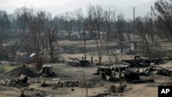 Mobil-mobil yang terbakar di kawasan pemukiman yang hangus terbakar kebakaran lahan Carr Fire di Redding, California, 11 Agustus 2018.
