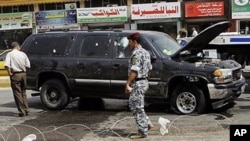 Iraqi security forces inspect the scene of a roadside bomb in central Baghdad, Iraq, 26 Sep 2010.