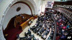 Legisladores opositores en Venezuela denuncian el creciente cerco creado por el gobierno en disputa de Nicolás Maduro.