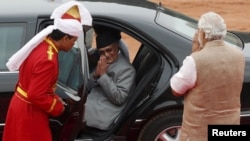 Nepal's Prime Minister Khadga Prasad Sharma Oli, center, greets his Indian counterpart, Narendra Modi, right, after his ceremonial reception at the forecourt of India's Rashtrapati Bhavan presidential palace in New Delhi, India, Feb. 20, 2016. 