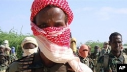 Recently trained Shebab fighters stand during military exercise in northern Mogadishu’s Suqaholaha neighborhood (Jan 2010 file photo)