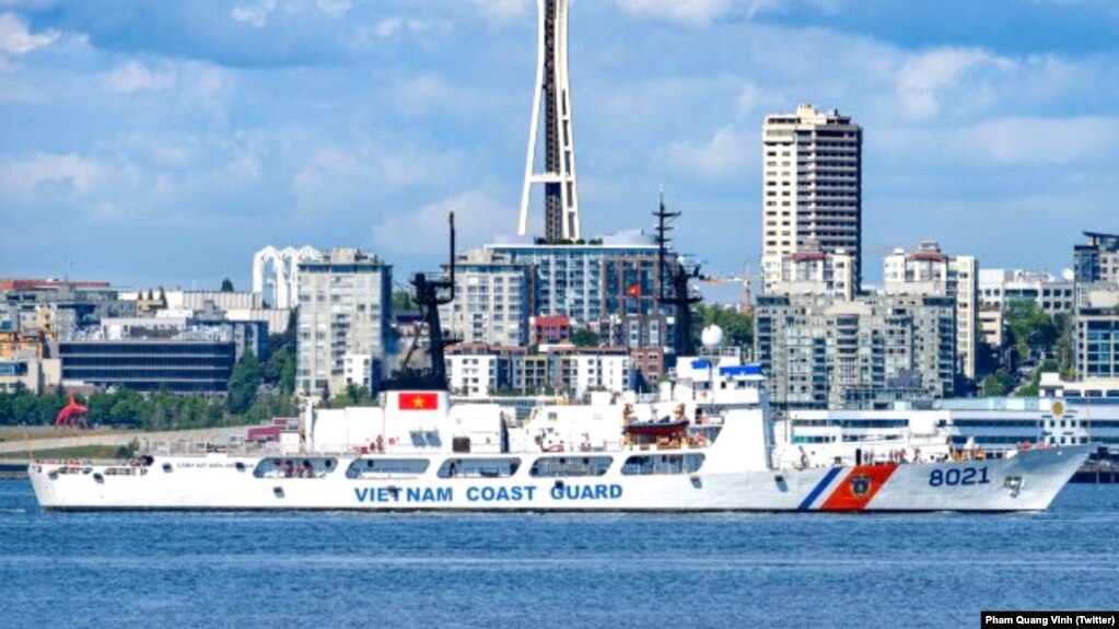 Tàu tuần duyên USCGC John Midgett đã được sơn lại mang tên và cờ Việt Nam tại Seattle, Washington, sắp được bàn giao cho Tuần duyên Việt Nam.