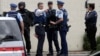 Polisi mengamankan lokasi pasca insiden penembakan di masjid kota Christchurch, Selandia Baru yang menewaskan sedikitnya 49 orang, Jumat (15/3). 