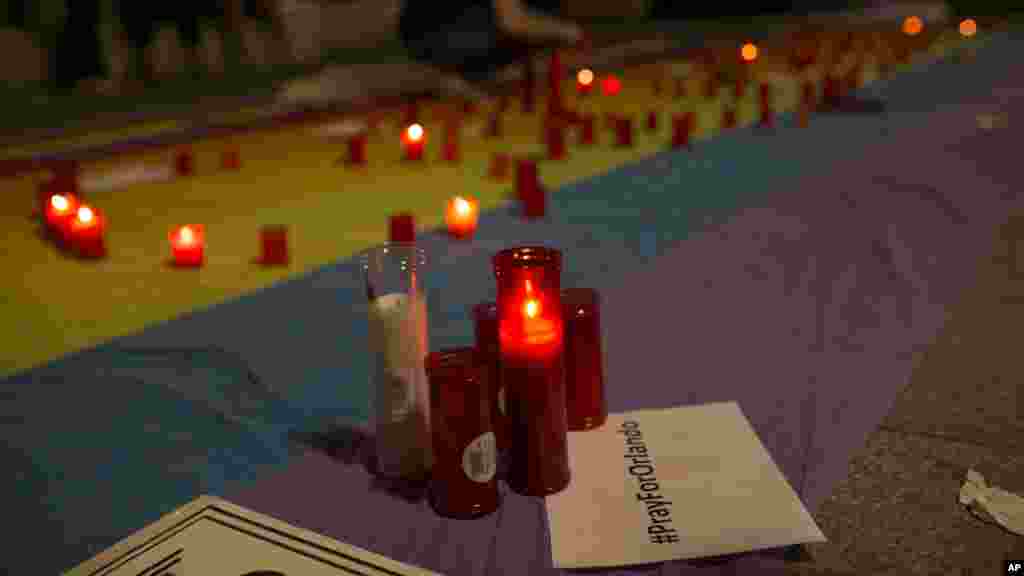 Des bougies allumés au sommet en solidarité avec les victimes de l'attaque à Orlando, Madrid, Espagne, le 12 juin 2016.