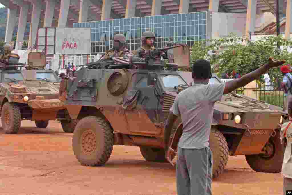 Des soldats de maintien de la paix français patrouillent à Bangui, en République centrafricaine, 30 septembre 2015. (AP Photo)