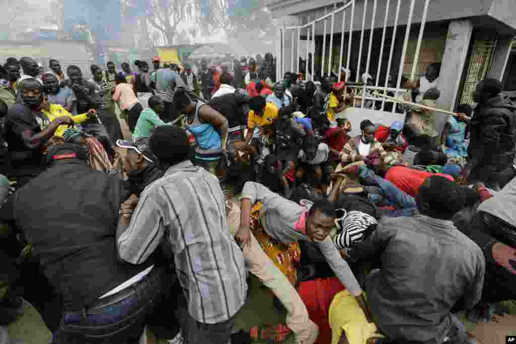 هجوم مردم و به هم خوردن صف دریافت کنندگان کمکهای دولتی در زاغه&zwnj;نشین کیبرا، باعث شلیک گاز اشک&zwnj;آور توسط پلیس و مصدومیت تعداد زیادی در نایروبی پایتخت کنیا شد.
