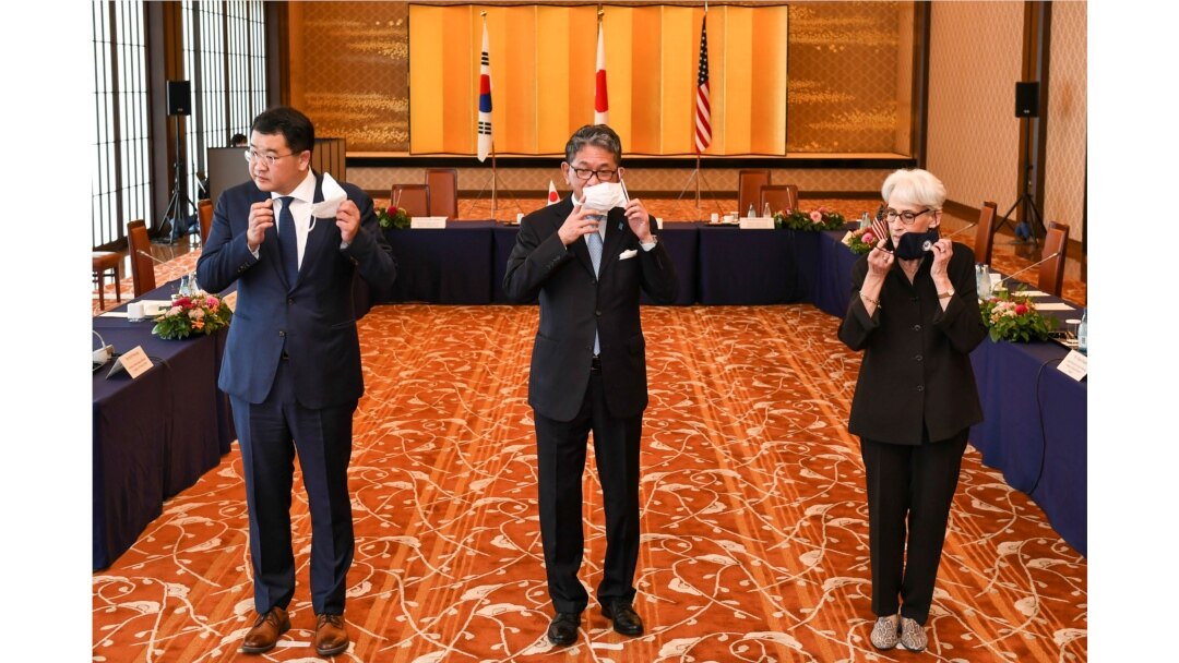 Wakil Menteri Luar Negeri Jepang Takeo Mori (tengah), Wakil Menteri Luar Negeri Pertama Korea Selatan Choi Jong-kun dan Wakil Menteri Luar Negeri AS Wendy Sherman berfoto sebelum pertemuan trilateral mereka di Tokyo, Jepang, 21 Juli 2021. (Foto: Kazuhiro