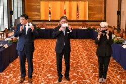 Wakil Menteri Luar Negeri Jepang Takeo Mori (tengah), Wakil Menteri Luar Negeri Pertama Korea Selatan Choi Jong-kun dan Wakil Menteri Luar Negeri AS Wendy Sherman berfoto sebelum pertemuan trilateral mereka di Tokyo, Jepang, 21 Juli 2021. (Foto: Kazuhiro