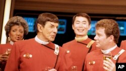 Les membres de l'équipe Star Trek (de droite à gauche) : Membres de l'équipe "Star Trek", de droite à l'avant : William Shatner et Leonard Nimoy, et à l'arrière, George Takei et Nichelle Nichols, lors d'une conférence de presse aux studios Paramount le 28 décembre 1988.