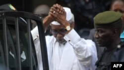 Hissène Habré escorté par des militaires après sa comparution devant un juge, le 2 juillet 2013, à Dakar