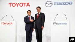 آکیو تویوتا (چپ) و ماسامیچی کوگای، رئیس دو شرکت خودروسازی تویوتا و مزدا، پس از نخستین دور مذاکرات در توکیو، ژاپن - بهار ۱۳۹۴ 
