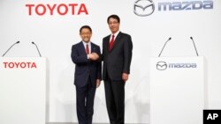 Президент Toyota Акио Тоёда и генеральный директор Mazda Масамити Когаи