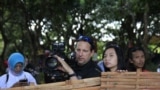 Livi Zheng (ke-2 dari kanan) bersama kru kamera saat syuting di Indonesia (Dok: Livi Zheng)
