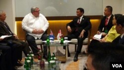 Menlu Selandia Baru Gerry Brownlee (kiri) dan Menkopolhukam Wiranto saat melakukan pertemuan di hotel Four Points Manado, 28 Juli 2017, (foto : Ahadian Utama/VOA)