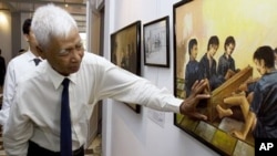 Vann Nath, one of just seven survivors of the Khmer Rouge's S-21 prison in Cambodia's capital Phnom Penh, now known as the Tuol Sleng Genocide Museum, explains a painting depicting torture at his exhibition in Phnom Penh, (File Photo)