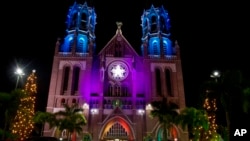 Saint Mary's ဘုရားရွိခိုးေက်ာင္း ခရစ္စမတ္မီးအလွေရာင္စံု၊ ရန္ကုန္။ (ဒီဇင္ဘာ ၂၅၊ ၂၀၁၄)