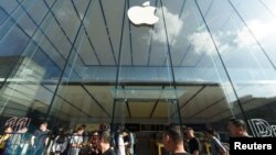 2019年9月20日人们在杭州苹果专卖店外排队等候购买苹果手机新品iPhone 11。（路透社）