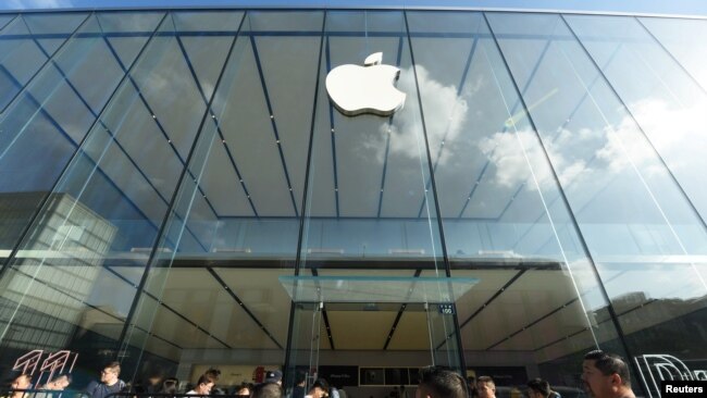 2019年9月20日人們在杭州蘋果專賣店外排隊等候購買蘋果手機新品iPhone 11。