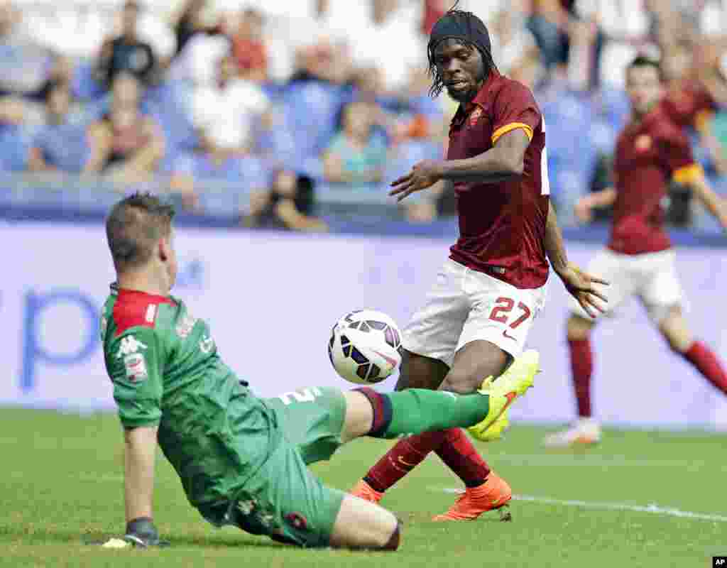 Alessio Cragno, gardien de but de Cagliari, se défend contre une percée de Gervinho de Roma, à droite, lors d&#39;un match de football de Série A entre Roma et Cagliari, au Stade olympique de Rome, dimanche 21 septembre 2014. 