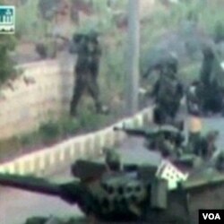 Tank-tank militer Suriah dikerahkan ke kota Daraa, yang menjadi basis demonstran anti-pemerintah.