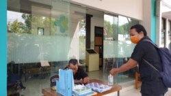 Seorang pengunjung membersihkan tangan yang disediakan kantor BBTKLPP Yogyakarta. (Foto:VOA/ Nurhadi)