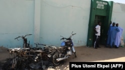 Motos brûlées devant la prison nigériane de Damaturu, dans l'État de Yobe, au nord-est du Nigeria, le 7 novembre 2011.