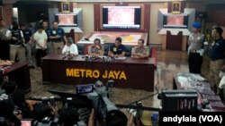 Kapolda Metro Jaya Irjen Pol Tito Karnavian menjelaskan seputar proses penyelidikan peristiwa pengeboman Mal Alam Sutera di Polda Metro Jaya, Jakarta, 29 Oktober 2015 (Foto: VOA/Andylala)
