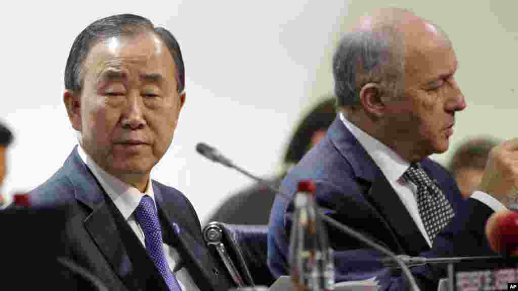 Le Secrétaire général de l&#39;ONU Ban Ki-moon, à gauche, et le ministre français des Affaires étrangères Laurent Fabius assistent à une conférence à la COP21, 7 décembre 2015, au Bourget.