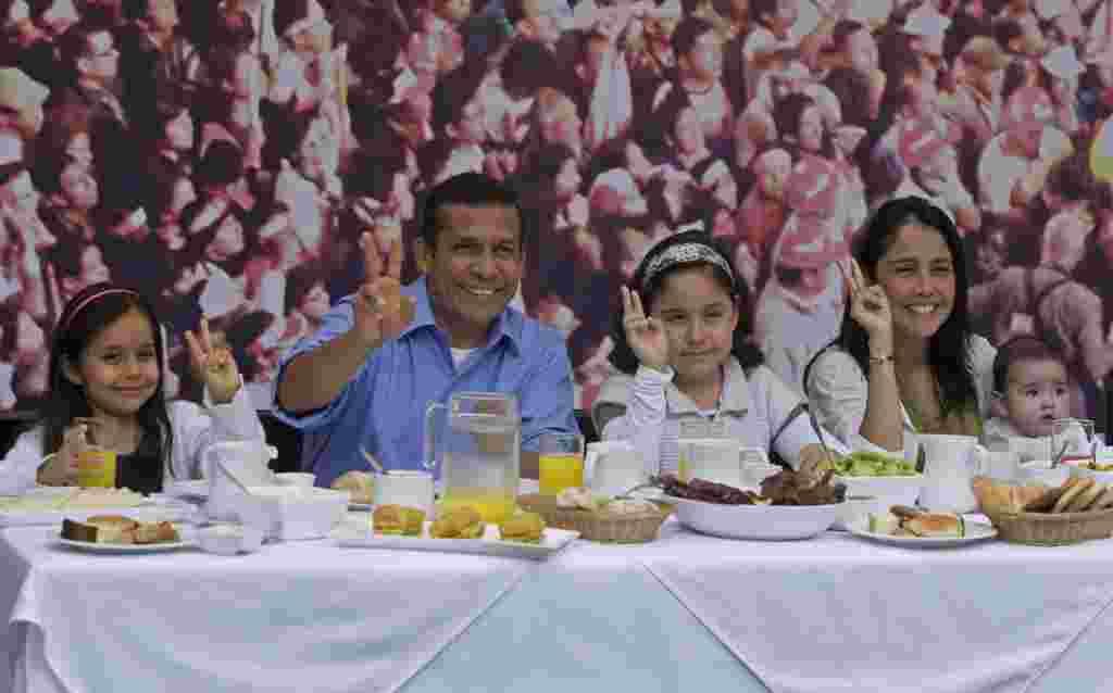 Ollanta Humala abrió las puertas de su casa a la prensa para que ésta siga el desayuno electoral, en el que estuvo acompañado por su familia.