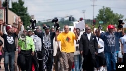 Dân thị trấn Ferguson xuống đường phản đối vụ nổ súng gây chết người của cảnh sát