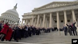 3일 미국 제 113대 연방 의회가 개원한 가운데, 의회 앞에서 기념촬영 중인 의원들.
