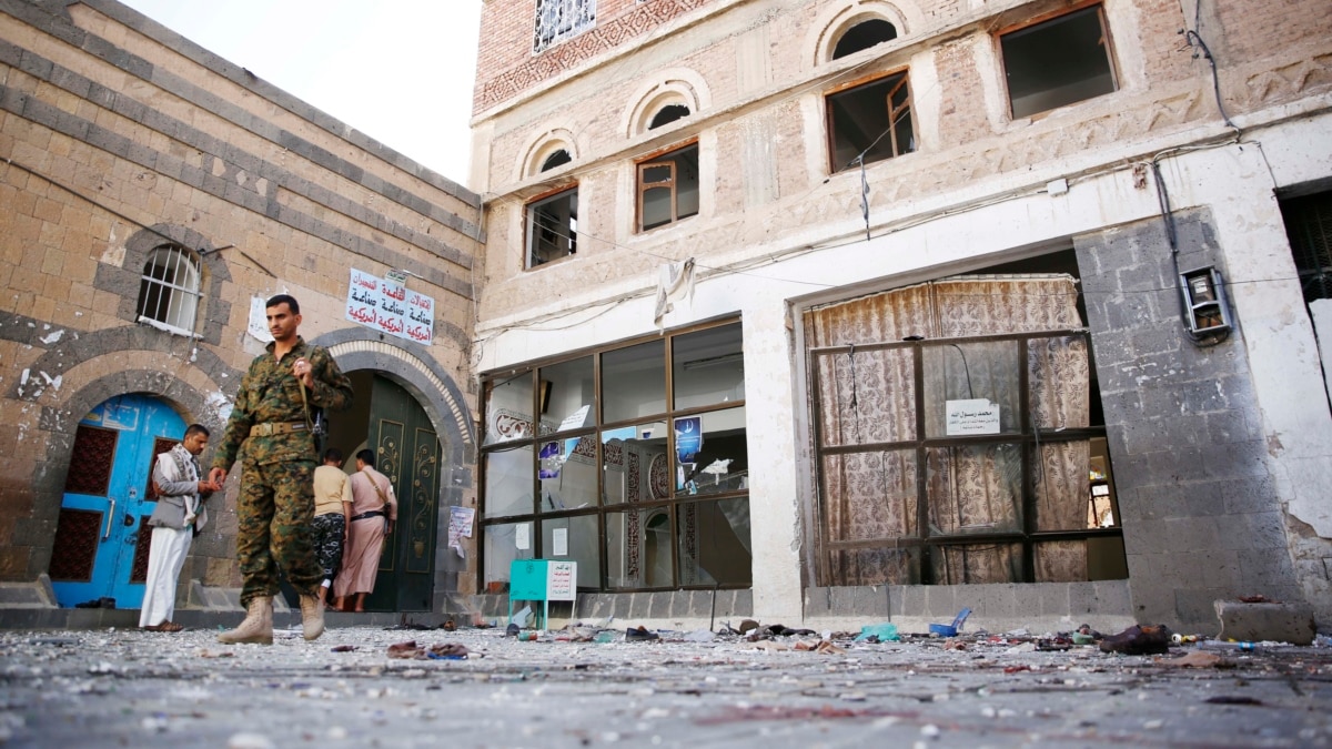 Suicide Bombers Kill 25 At Yemen Mosque