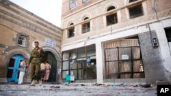 Các chiến binh Houthis kiểm tra hiện trường tại nhà thờ Hồi giáo al-Balili sau hai vụ đánh bom tự sát hôm thứ Năm, 24/9/2015.