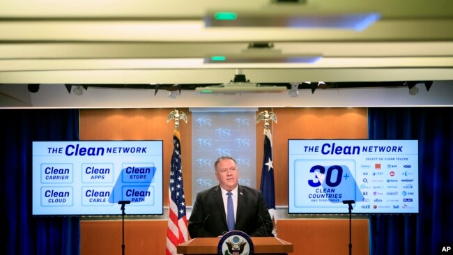 美国务卿蓬佩奥在国务院举行关于发起净网行动的记者会上。(2020年8月5日)