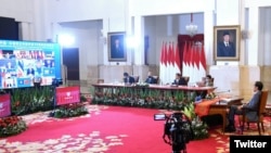 Presiden Joko Widodo (kanan) menghadiri KTT virtual ASEAN-China yang juga dihadiri oleh Presiden Xi Jinping, Senin (22/11) (courtesy: Twitter/ @Menlu_RI)