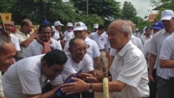 FILE - Prince Norodom Ranariddh, president of FUNCINPEC, is greeting by his supporters during a election campaign in Kampong Cham province on May 20, 2017. (Courtesy Photo from a local journalist)