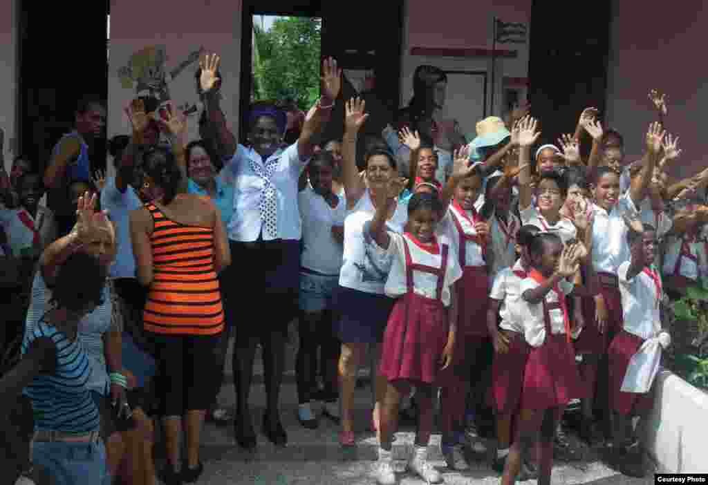 Học sinh và thày cô vẫy tay chào phái đoàn sau chuyến thăm viếng (ảnh Bùi Văn Phú)