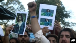 FILE - Aksi unjuk rasa mengutuk pembunuhan Naqeebullah Mehsud, calon model berusia 27 tahun, di Karachi, Pakistan, 9 Februari 2018.