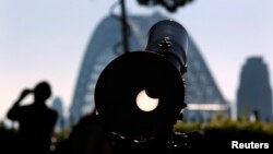 Gerhana matahari dilihat dari teleskop di atas Observatorium Sydney (10/5). (Reuters/David Gray)