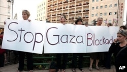Demonstrators hold a sign against the blockade of the Gaza Strip near Prime Minister Benjamin Netanyahu's residence in Jerusalem, 31 May 2010
