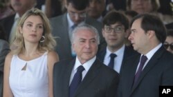 Le président intérimaire du Brésil Michel Temer (au c.) assiste à un défilé militaire à Brasilia, le 7 sept. 2016.