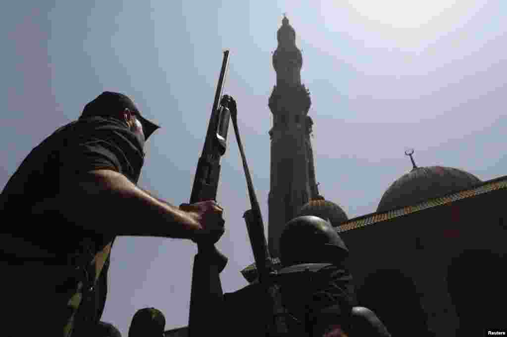 Polisi wa Misri akiwa na silaha anajiweka sawa mbele ya mskiti wa al-Fath mosque kwenye uwanja wa&nbsp; Ramses mjini Cairo, Ogusti 17, 2013. 