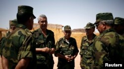 Le commandant Sidi Waghal parle avec ses officiers près de Tifariti, dans l'ouest du Sahara, le 9 septembre 2016.