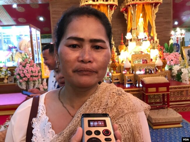 អ្នកស្រី​ ឆាន់ សារ៉ន​ ពលករ​ខ្មែរ​មួយ​រូប​ដែលធ្វើការ​នៅ​រោងចក្រ​មួយ​ នៅ​ខេត្តអយុធ្យា​ និយាយ​ជាមួយVOA ក្នុង​ពេល​ប្រារព្ធ​ពិធី​បុណ្យ​ភ្ជុំបិណ្ឌ នៅ​វត្ត​ស៊ីសុដារ៉ាម ក្នុង​ទីក្រុង​បាងកក នៅ​ថ្ងៃទី​២២​ ខែ​កញ្ញា ឆ្នាំ​២០១៩។ (កាន់ វិច្ឆិកា/VOA)